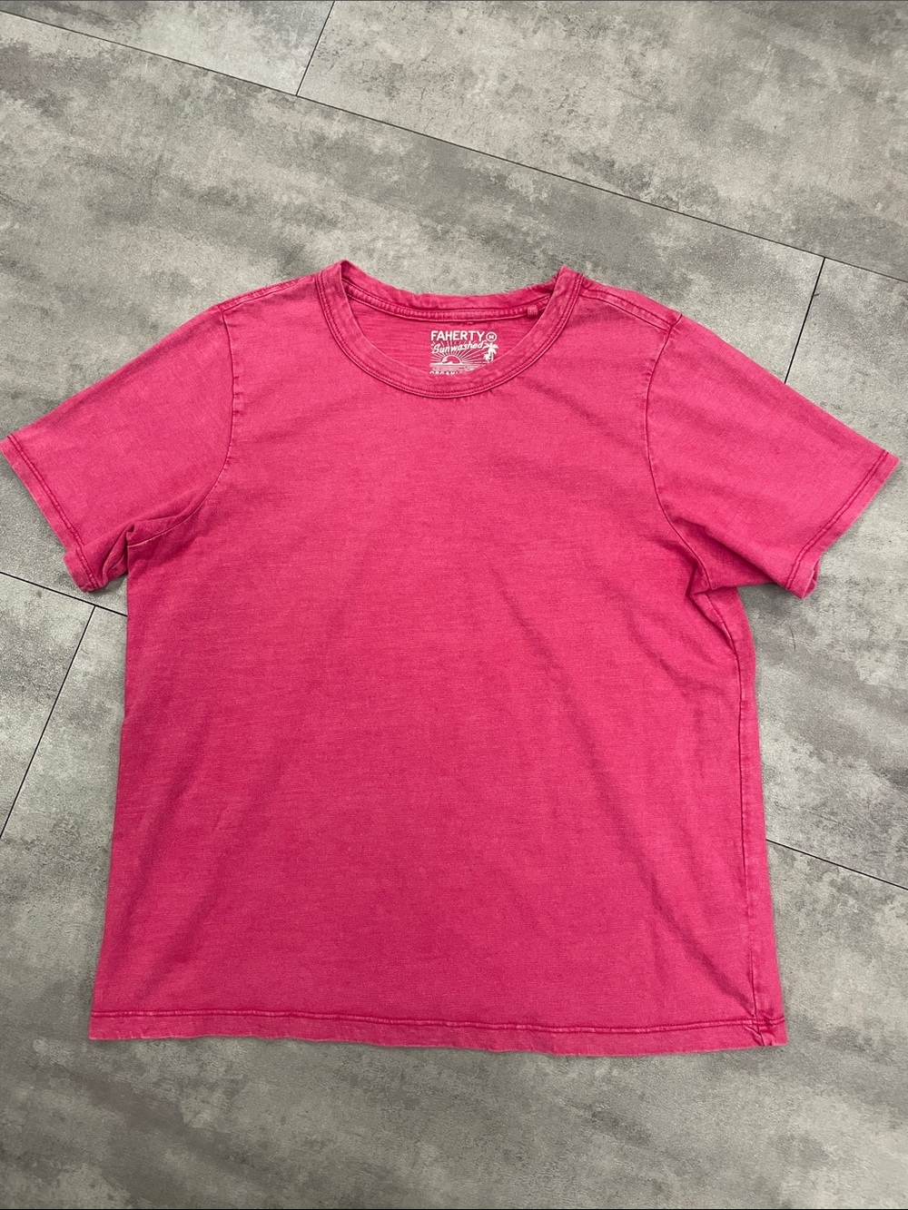 Medium Faherty, sunwashed organic cotton T-shirt